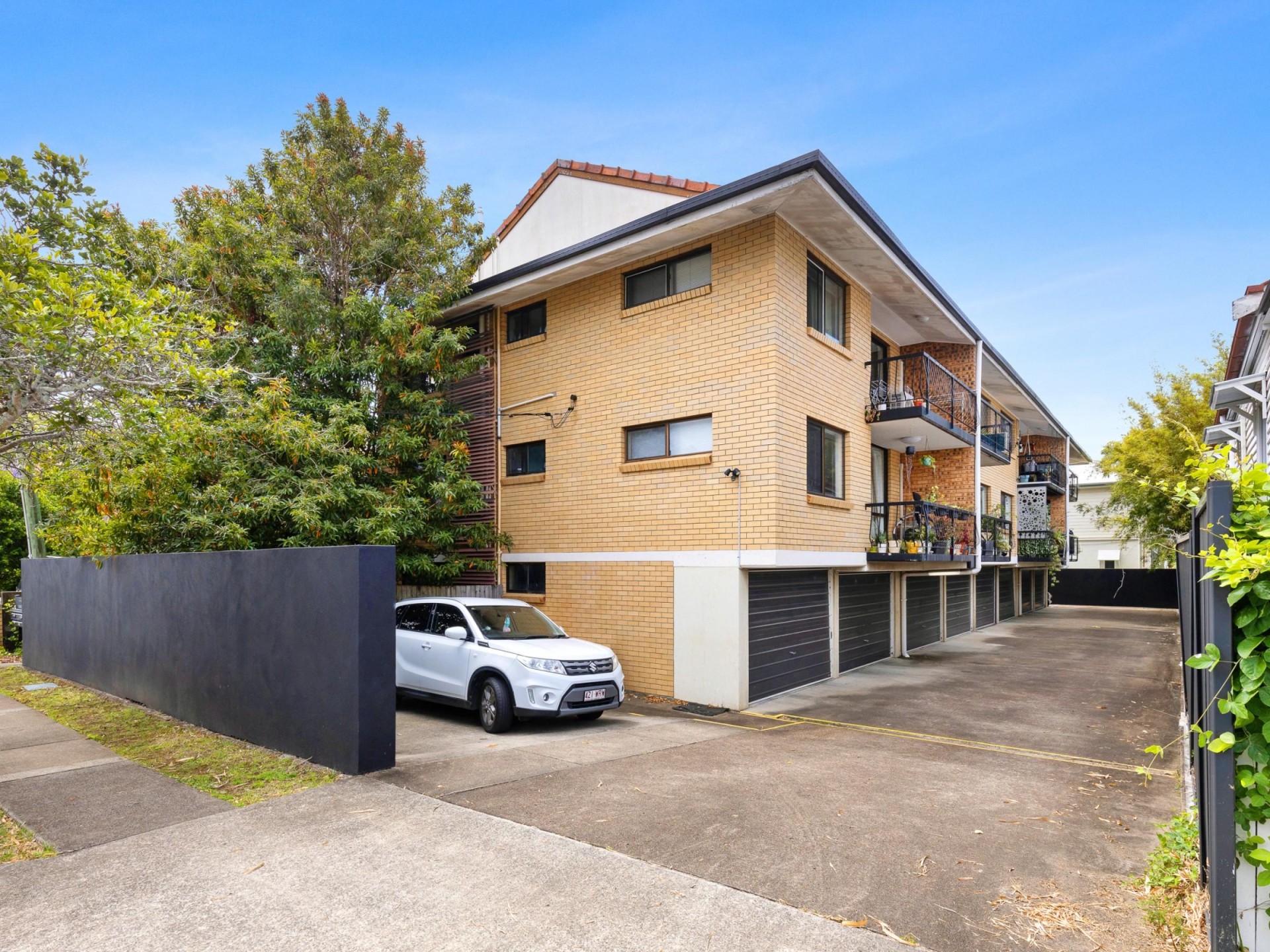 New farm Boutique 2 bedroom apartment + 34sqm Lockup  garage