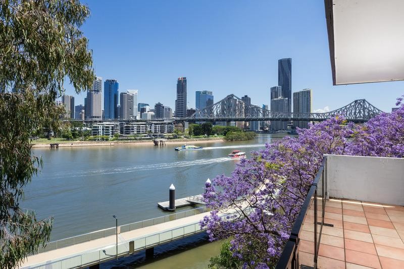 Riverfront Top Floor Fantastic Views